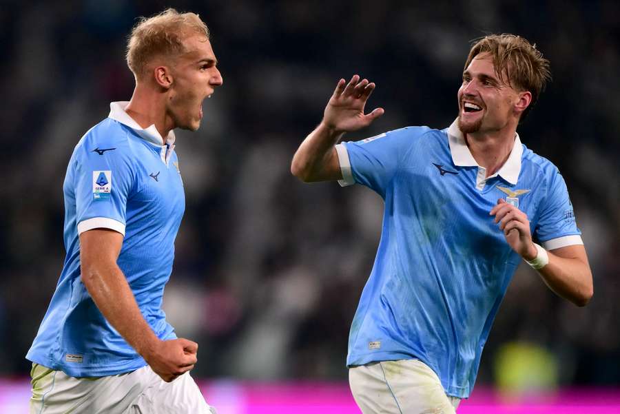 Gustav Isaksen comemora o seu gol com o companheiro Kenneth Taylor Gustav Isaksen comemora o seu gol com o companheiro Kenneth Taylor