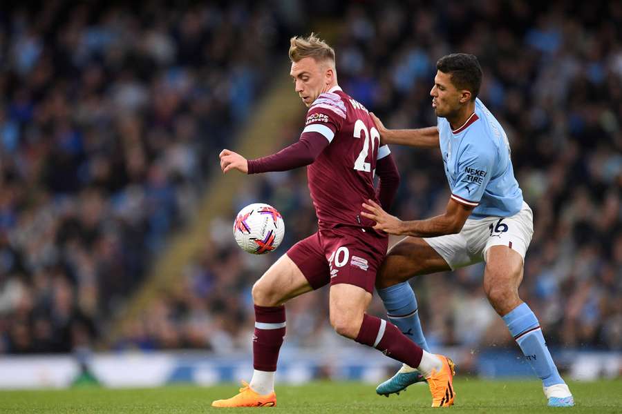 Jarrod Bowen vies for the ball with Rodri