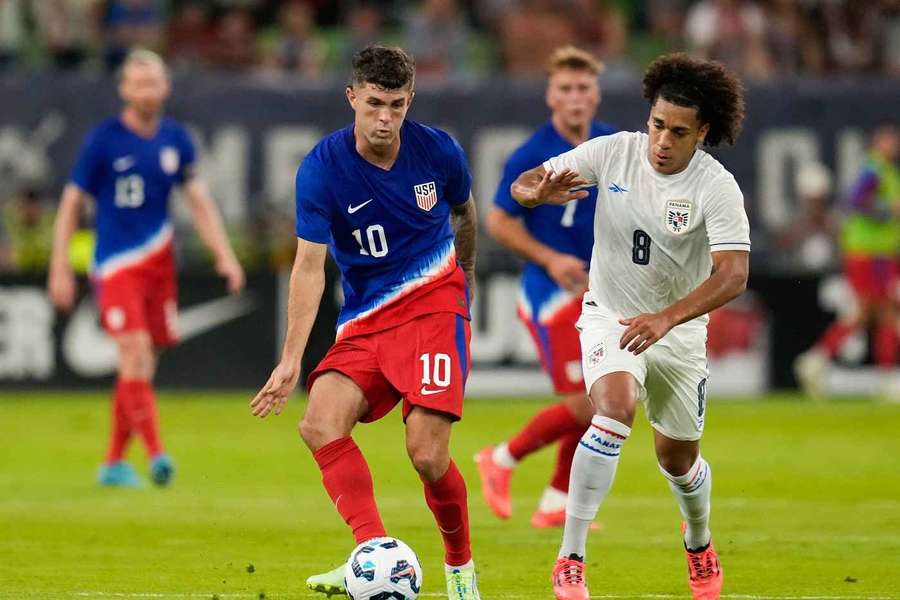 Christian Pulisic (L) in duel met Panama-middenvelder Adalberto Carrasquilla