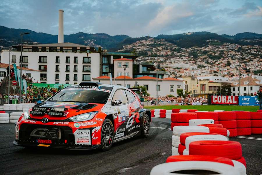 Meeke ha sido el primero en completar la distancia del primer día en Madeira