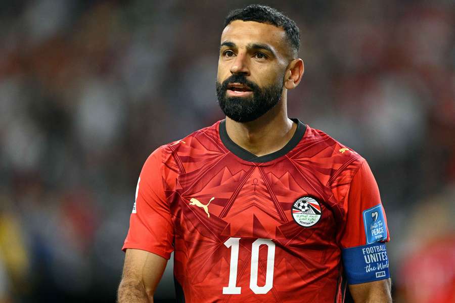 Salah a spol. postúpili zo skupiny.