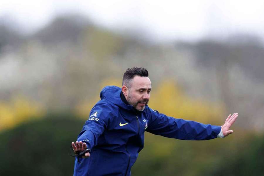 Roberto De Zerbi in Spurs training