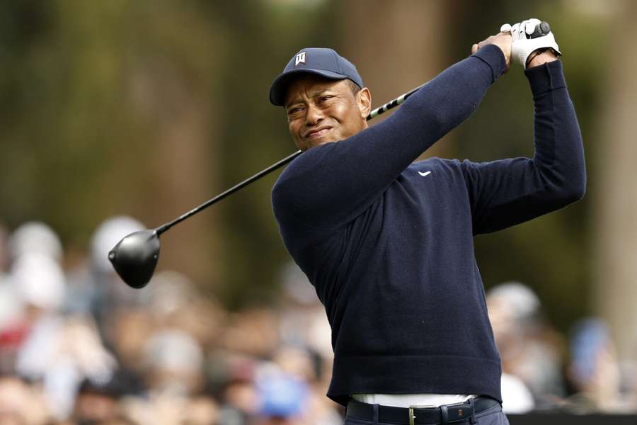 Tiger Woods golpea la bola en el Genesis Invitational