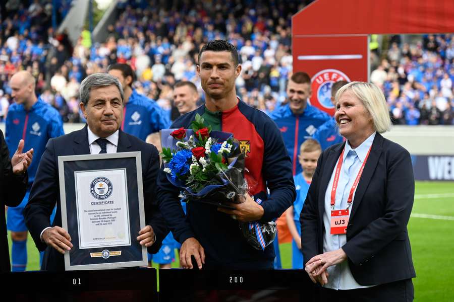 Ronaldo recebeu diploma do Guiness para assinalar o feito Ronaldo recebeu diploma do Guiness para assinalar o feito