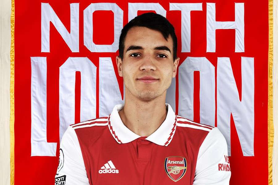 Oficial: Arsenal contrata defesa Jakub Kiwior ao Spezia