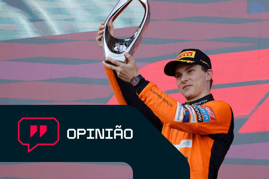 Oscar Piastri, da McLaren, celebra com o troféu no pódio depois de vencer o Grande Prémio do Azerbaijão