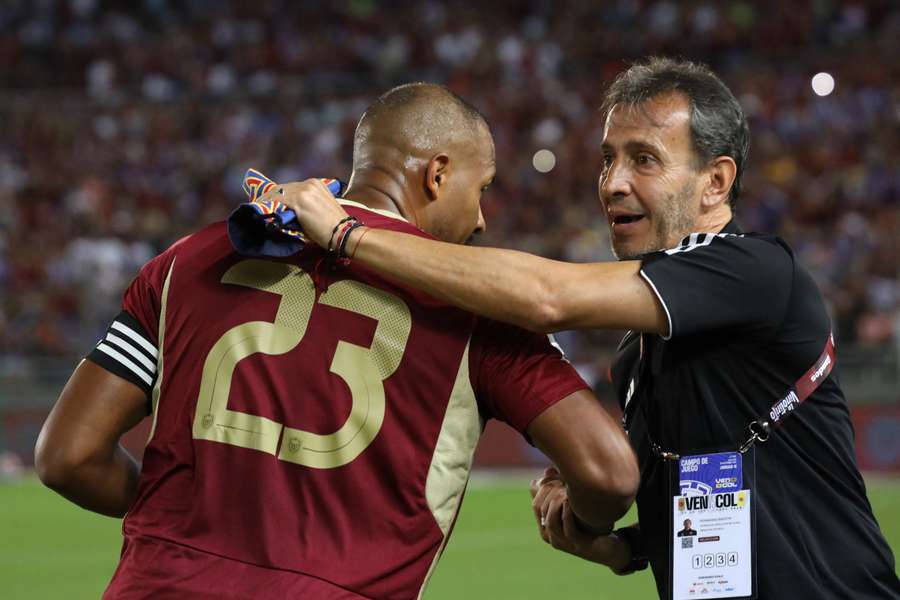 Fernando Batista hugs Salomon Rondon