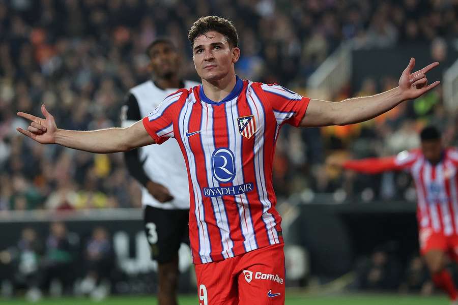 Julian Alvarez encore en homme providentiel sur la pelouse de Valence samedi.