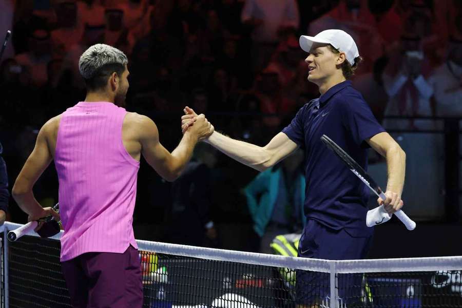 Alcaraz (l.) und Sinner sind die Favoriten für die Australien Open Alcaraz (l.) und Sinner sind die Favoriten für die Australien Open