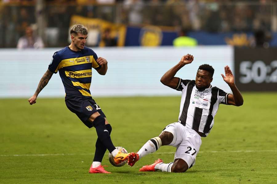 Valentin Mihăilă în duel cu Christian Kabasele (Udinese)