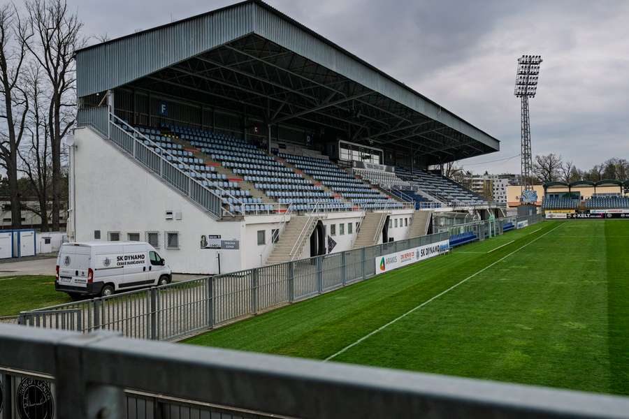 Dynamo České Budějovice B vzdalo čtvrtou ligu, je prvním sestupujícím. Dynamo České Budějovice B vzdalo čtvrtou ligu, je prvním sestupujícím.