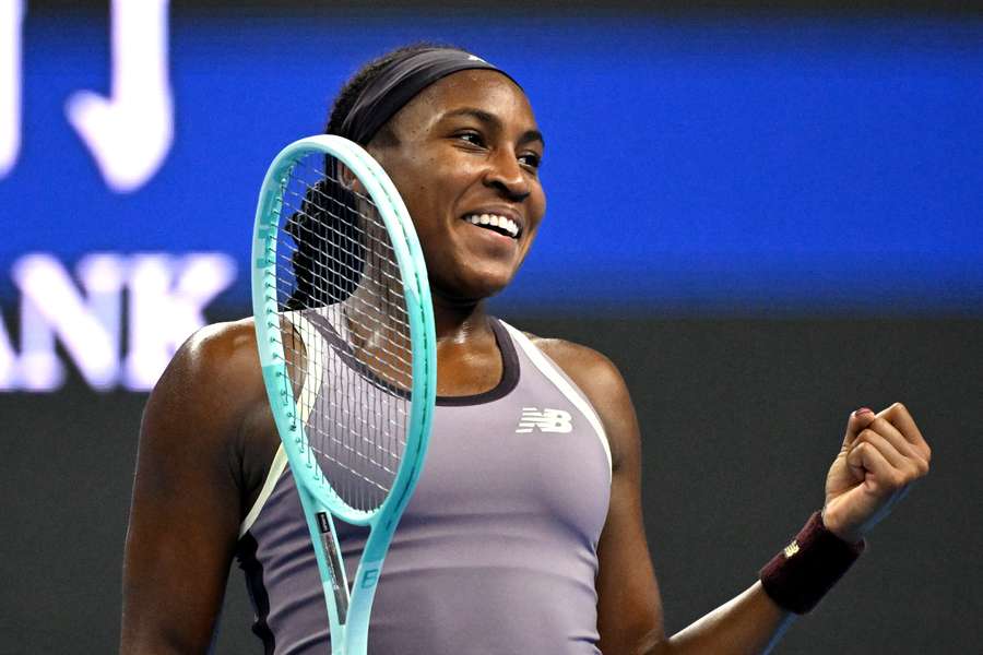 Coco Gauff festeja depois de vencer a final de singulares femininos do Open da China contra Karolina Muchova, no domingo.