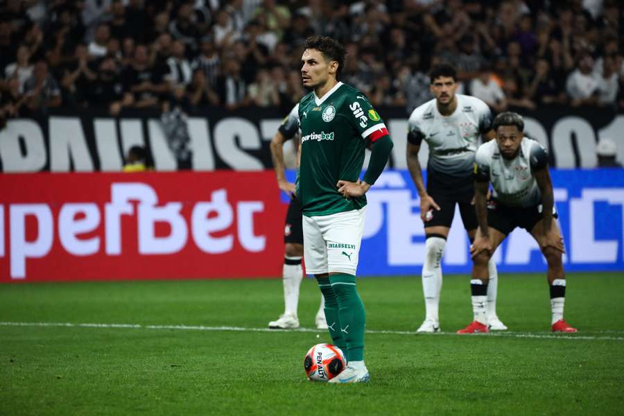 Raphael Veiga antes de cobrar o pênalti que determinou o rumo do Derby desta quinta-feira (27) Raphael Veiga antes de cobrar o pênalti que determinou o rumo do Derby desta quinta-feira (27)