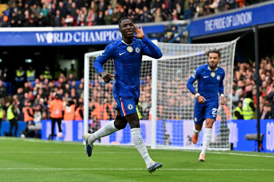 Moisés Caicedo slaví gól, kterým poslal Chelsea do vedení nad Liverpoolem.