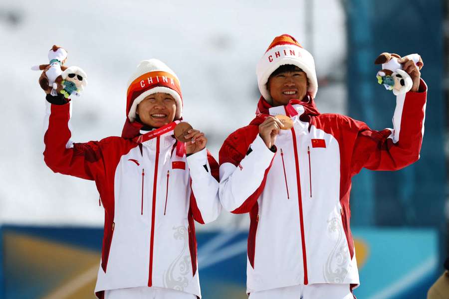 Yue Wang e o guia com a medalha de bronze Yue Wang e o guia com a medalha de bronze