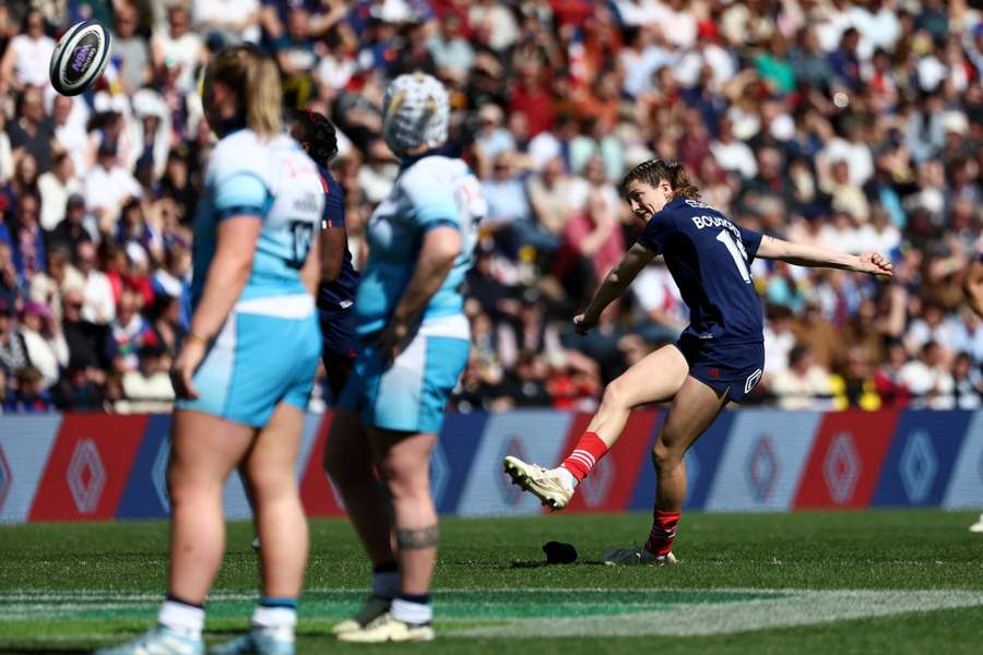 France full-back Morgane Bourgeois scored 20 points in a 38-15 Six Nations thrashing of Scotland