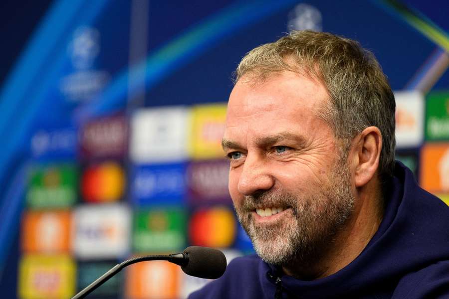 Hansi Flick byl před zápasem se Slavií v dobré náladě.