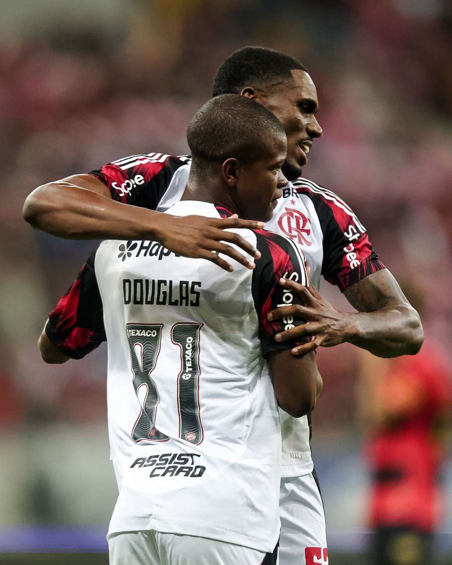 Douglas Telles fechou a conta no aniversário do Flamengo Douglas Telles fechou a conta no aniversário do Flamengo