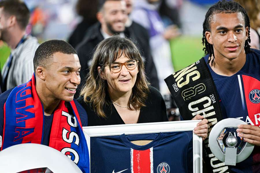 Kylian Mbappé com Ethan Mbappé e a mãe Fayza Lamari