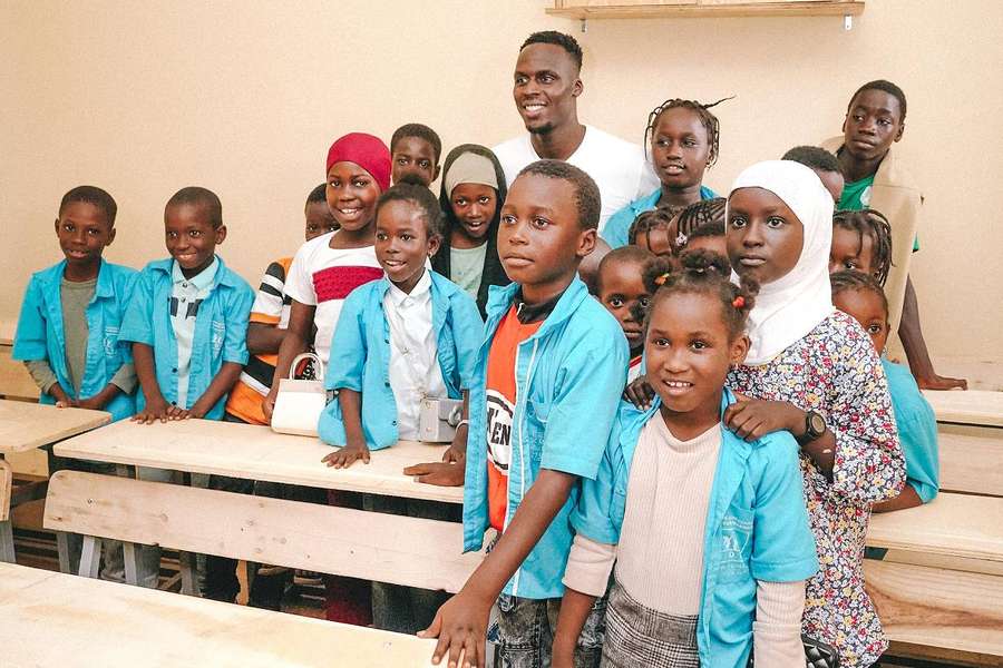 Édouard Mendy avec l'une des classes de l'école Yakar.