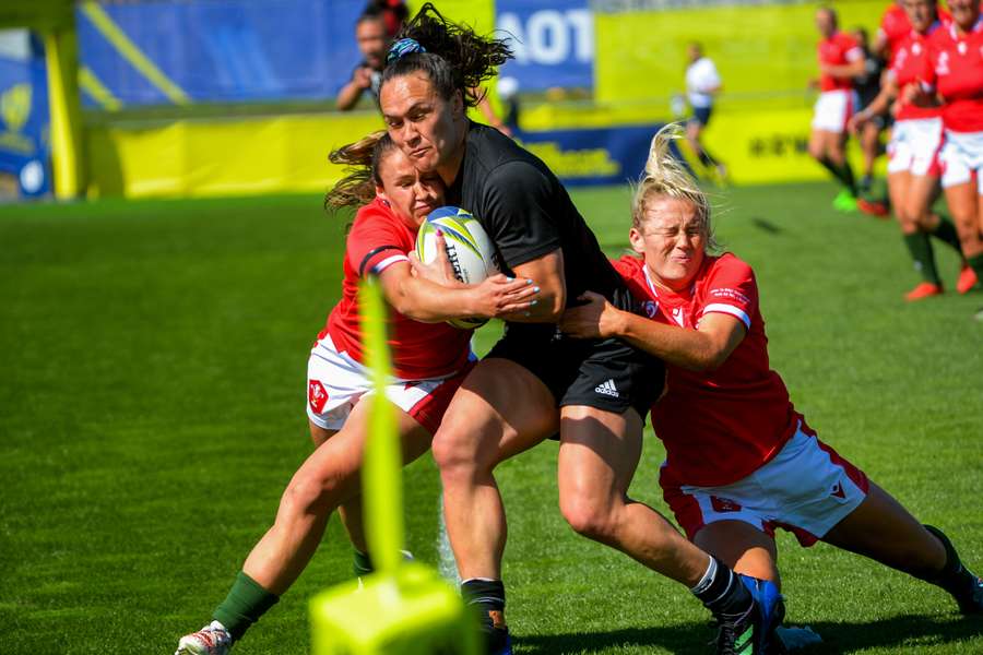 Portia Woodman (C) scored two of New Zealand's 10 tries against Wales