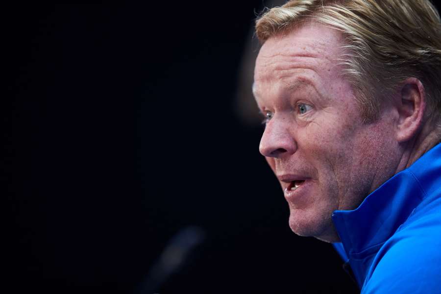 Koeman tijdens een persconferentie in 2021