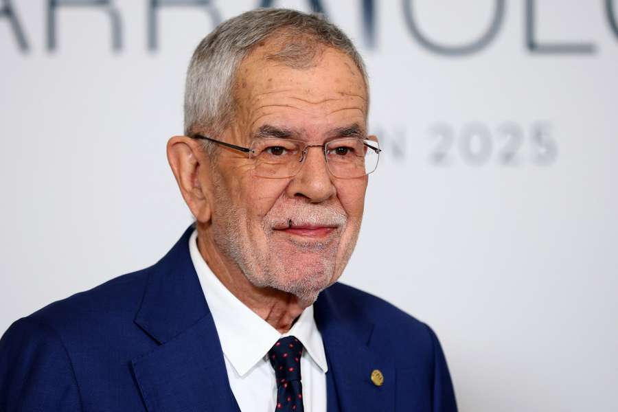 Österreichs Bundespräsident Alexander van der Bellen hat mit einem Augenzwinkern den WM-Pokal als Ziel ausgerufen.