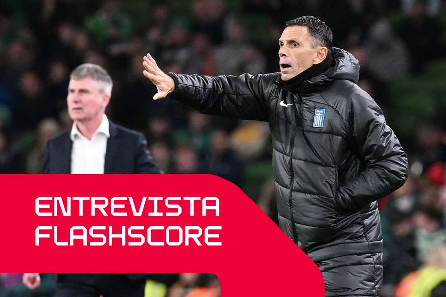 Gustavo Poyet durante a sua passagem como treinador da seleção grega Gustavo Poyet durante a sua passagem como treinador da seleção grega