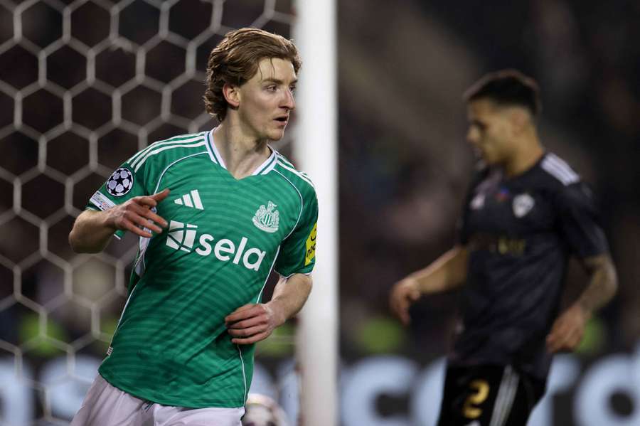 Anthony Gordon fez quatro dos seis golos do Newcastle