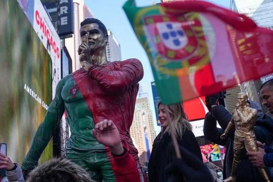 A estátua de Cristiano Ronaldo na Times Square A estátua de Cristiano Ronaldo na Times Square