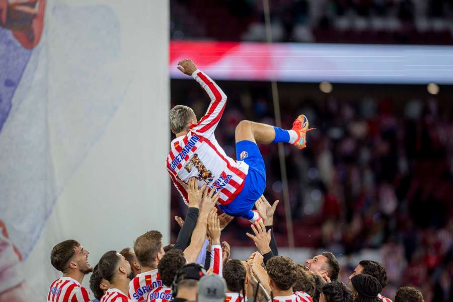 Antoine Griezmann se v neděli rozloučil s Atlétikem i LaLigou. Antoine Griezmann se v neděli rozloučil s Atlétikem i LaLigou.