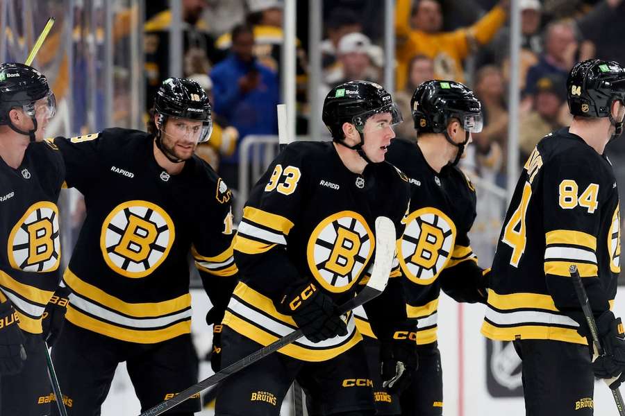 Fraser Minten (M., Nr. 93) sorgte für den Overtime-Siegtreffer für Marco Sturms Team aus Boston gegen Chicago.