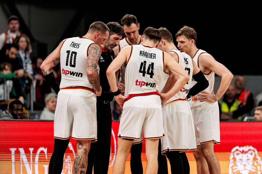 Basketball-Bundestrainer Mumbrú bei einer spontanen Taktikschulung