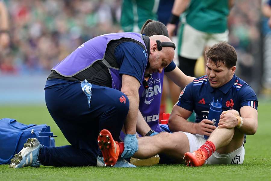 Rugby : Antoine Dupont confirme sa rupture des ligaments croisés |  Flashscore.fr