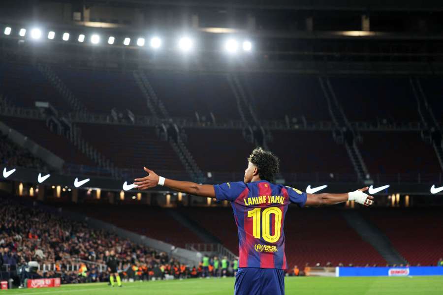 Lamine Yamal în timpul meciului dintre FC Barcelona și Club Atlético de Madrid.