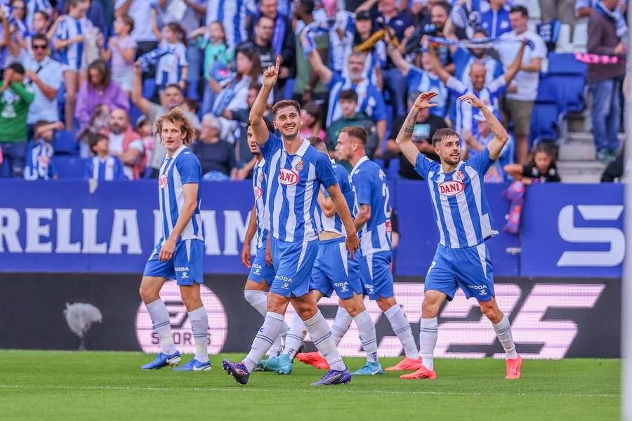 Los jugadores del Espanyol celebran el 1-0.