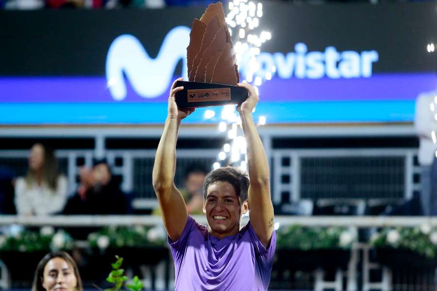 Sebastian Baez feiert seinen Titelgewinn bei den Chile Open.
