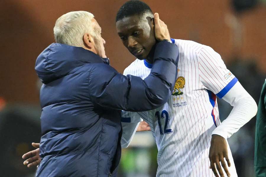 Kolo Muani recebe o carinho do técnico Didier Deschamps após deixar o gramado