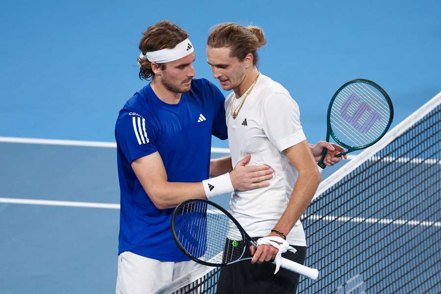 Germany's Alexander Zverev (R) shakes hands with Greece's Stefanos Tsitsipas at the United Cup