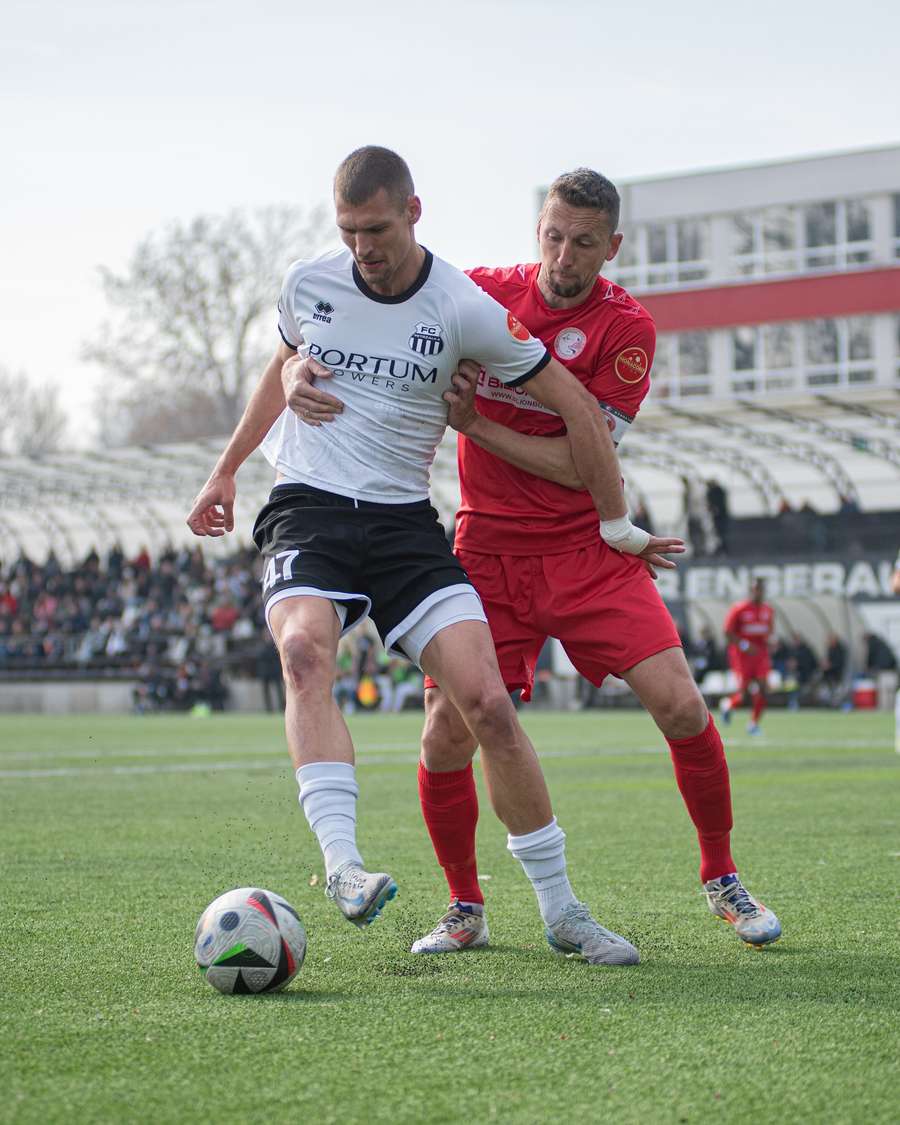 Piter-Bučko v súboji o loptu s petržalským Obradovičom.