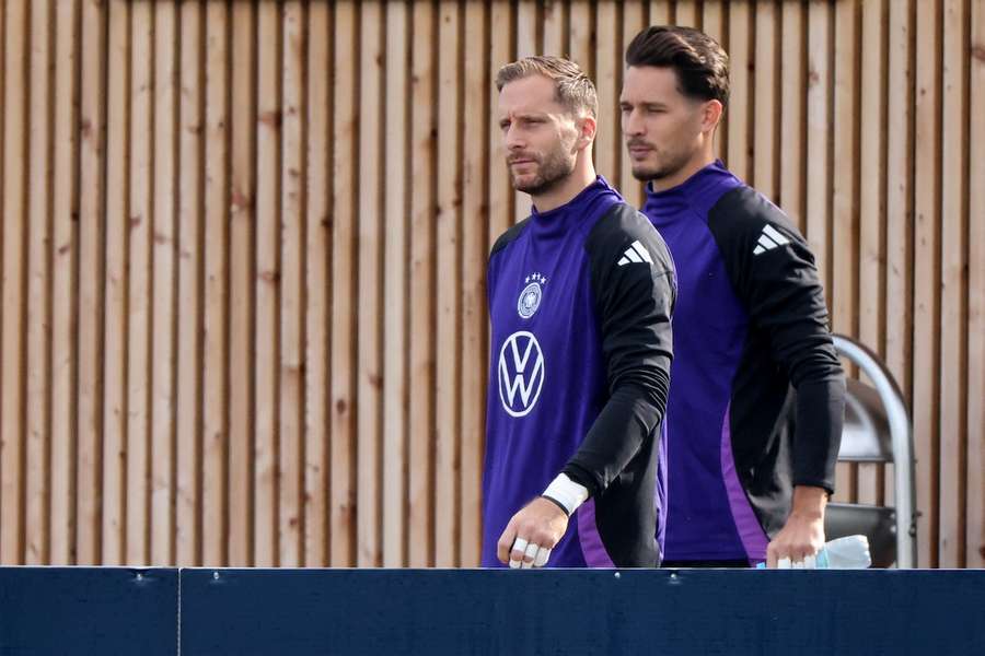 Mit Oliver Baumann (l.) und Janis Blaswich sind zwei mögliche Debütanten im Home Ground des DFB eingetroffen.