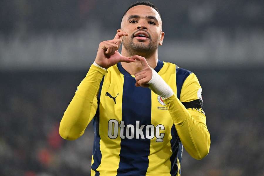 Youssef En Nesyri bisou para a equipa de Mourinho