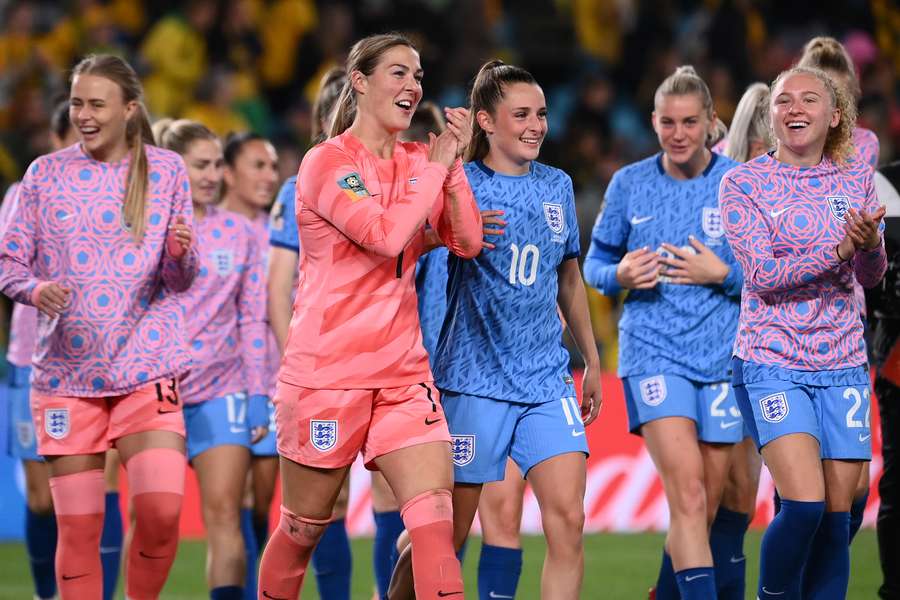 As jogadoras da Inglaterra comemoram a vitória sobre a Austrália