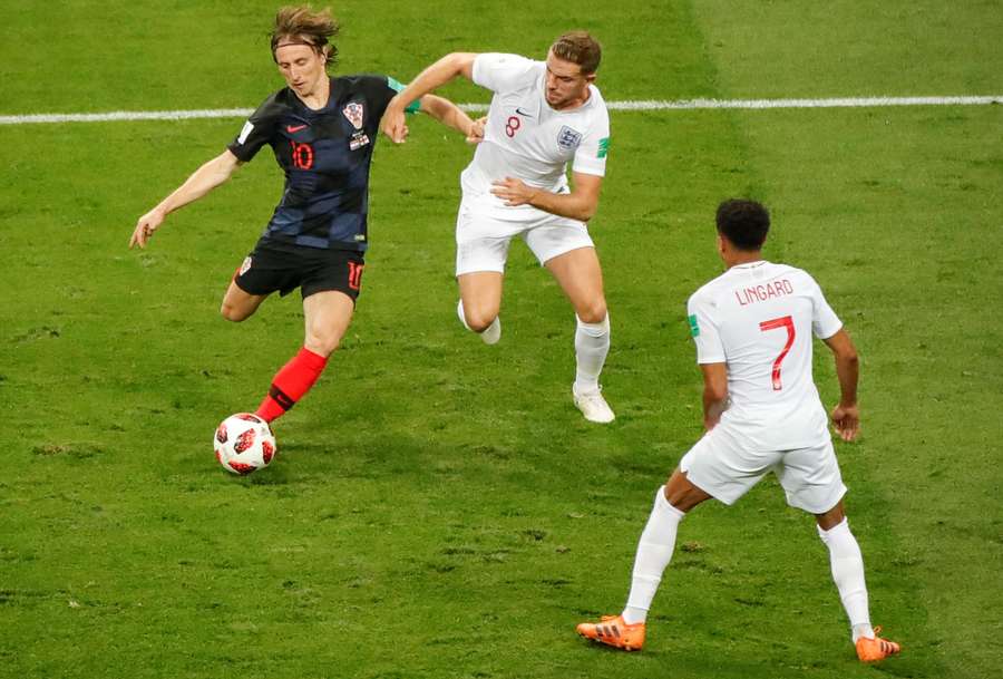 Luka Modrić et Jordan Henderson lors de la demi-finale de la Coupe du monde 2018 entre la Croatie et l'Angleterre au stade Loujniki de Moscou.