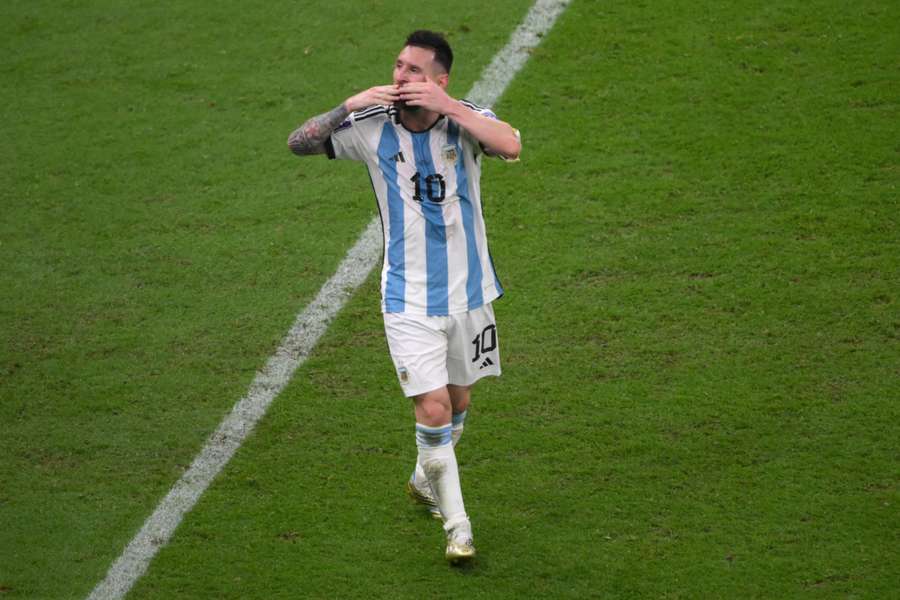 Med sit straffesparksmål er Lionel Messi nu alene på toppen af Argentinas topscorerliste gennem VM-historien med 11 mål. Med sit straffesparksmål er Lionel Messi nu alene på toppen af Argentinas topscorerliste gennem VM-historien med 11 mål.