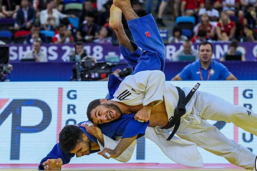 Sajjad Sehen (de azul) pode recorrer da decisão