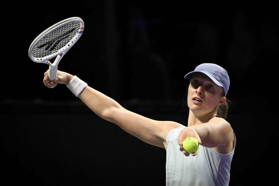 Iga Świątek affronte Amanda Anisimova lors des WTA Finals 2025 à Riyad.