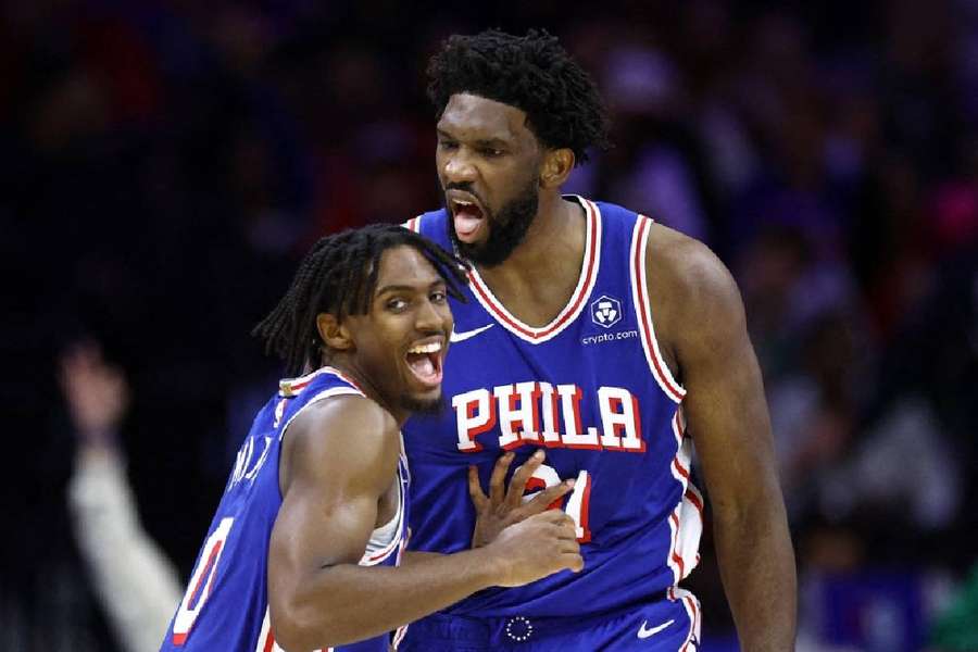 A dupla Embiid e Maxey é um verdadeiro contraste.