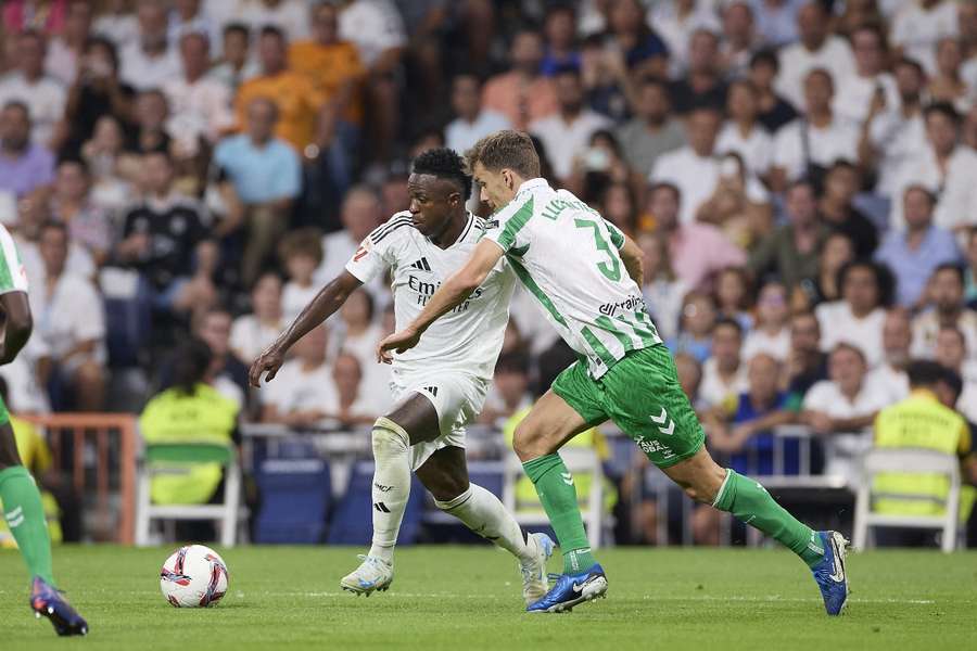 Vinícius ante Diego Llorente, en el último Real Madrid-Betis