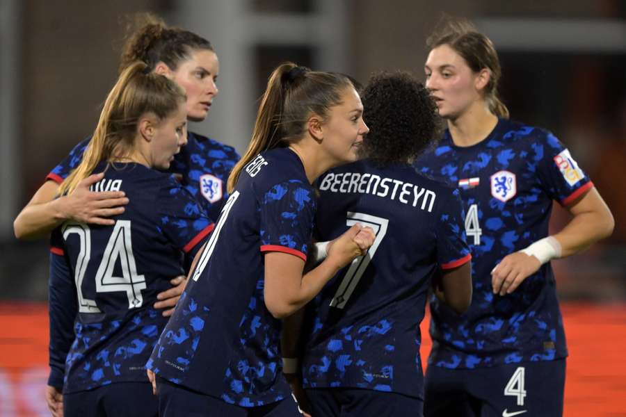 De Nederlandse vrouwen in actie tijdens een oefeninterland tegen Polen in Rotterdam